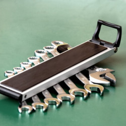 Portable magnetic lath for tools